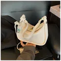 Borsa a spalla color crema in pelle grana litchi con chiusura dorata e ciondolo - Con Ciondolo / Bianco