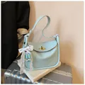 Borsa azzurra in pelle martellata con chiusura dorata e ciondolo a fiocco in pizzo - Con Ciondolo / Azzurro
