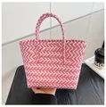 Sac panier tressé à la main avec motif rose et blanc et poignées circulaires - Rose