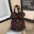 Bolso tote de gasa con estampado de cerezas y volantes dulces en color negro - Talla única / Negro Cereza