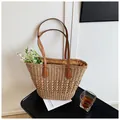Bolso tote de paja natural con asas de cuero marrón y esferas tejidas para las vacaciones - Talla única / Caqui
