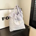 Bolso tote de gasa floral azul claro con volantes y etiqueta Magic Pocket - Talla única / Azul Con Camelia