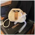 Sac en paille tressée beige avec fermoir en cuir marron, foulard et bandoulière - Taille unique / Blanc Cassé
