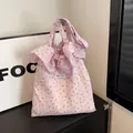 Bolso tote de seersucker con flores rosas, borde de volantes y etiqueta Magic Pocket - Talla única / Púrpura Con Camelia