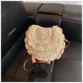 Beige Häkel-Rundtasche mit braunem Riemen im sommerlichen Strand- und Urlaubsstil - Einheitsgröße / Gebrochenes Weiß