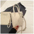 Mini borsa a tracolla color crema grana litchi con ciondolo a cucciolo e manici superiori - Taglia unica / Bianco Sporco