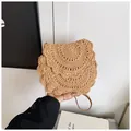 Handgefertigte khakifarbene Strohtasche mit kreisförmigem Häkelmuster und schmalem Gurt - Einheitsgröße / Khaki