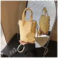 Mini borsa tote gialla con motivo litchi, tracolla e ciondolo a forma di cucciolo - Taglia unica / Giallo chiaro