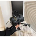 Mini borsa Boston nera con motivo a rilievo, dettagli dorati e ciondolo a forma di cane - Con Ciondolo / Nero