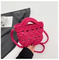 Detail van fuchsia gehaakte tas met holle textuur en afwerking van dik katoenen touw - Rozerood