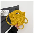 Detailopname van de felgele handgeweven mini-tas met focus op de gebreide textuur en stijl - Geel