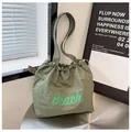 Bolso tote de nailon verde hierba con cordón y estampado Beach deportivo - Talla única / Verde oscuro