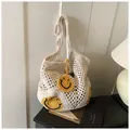 Detail van handgehaakte mesh draagtas met gele smileys voor een ontspannen strandvakantie - Eén maat / Broken Wit