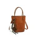 Vintage braune Bucket Bag aus Wildleder mit dekorativen Anhängern und Schultergurt - Einheitsgröße / Braun