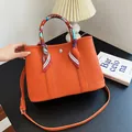 Bolso tote naranja de cuero texturizado con asas de seda decorativas y correa bandolera - Talla única / Naranja