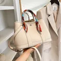 Bolso tote de cuero beige con textura de lichi y pañuelo de seda enrollado en el asa - Talla única / Blanco Roto