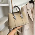 Bolso tote de cuero beige con textura de lichi, pañuelo de seda y correa ajustable - Talla única / Gris claro