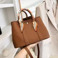 Bolso tote de cuero marrón con pañuelo de seda a rayas y detalle de botón metálico - Talla única / Marrón