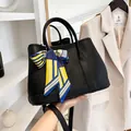 Borsa tote nera in pelle martellata con foulard in seta a righe e tracolla rimovibile - Taglia unica / Nero