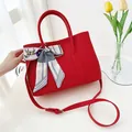 Elegante borsa tote in pelle rossa con foulard decorativo e tracolla regolabile - Taglia unica / Rosso