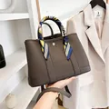 Borsa tote in pelle marrone scuro con trama a litchi e foulard in seta sul manico - Taglia unica / Grigio