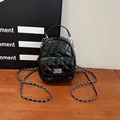 Schwarzer gesteppter Mini-Rucksack aus Lackleder mit silbernem Kettenriemen - Schwarz