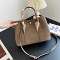 Borsa tote marrone in pelle martellata con manico a foulard e tracolla rimovibile - Taglia unica / Cachi scuro