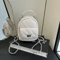 Weißer gesteppter Mini-Rucksack für Damen mit Silberkette und Metall-Drehverschluss - Weiß
