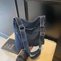Κάθετη σκούρα μπλε τσάντα denim με λευκό λογότυπο και ρυθμιζόμενο ιμάντα ώμου - Ένα μέγεθος / Σκούρο μπλε