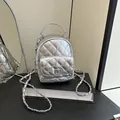 Silberner kleiner Stepprucksack im Metallic-Look mit Kettenriemen und Rautenmuster - Silber