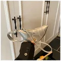 Metalen zilveren lederen croissant tas met slanke schouderband en plooi-details - Met Hanger / Zilver