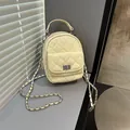 Cremefarbener gesteppter Mini-Rucksack aus glänzendem Lackleder mit silberner Kette und Schloss - Gelb
