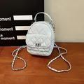 Mini sac à dos matelassé bleu clair avec fermoir tournant argenté et bandoulière - Bleu