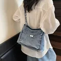 Sac fourre-tout en denim délavé bleu avec fermoir argenté et bandoulière en chaîne - Bleu