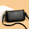 Schwarze Umhängetasche aus Leder mit Lychee-Muster und goldenem Hirsch-Logo - Einheitsgröße / Schwarz