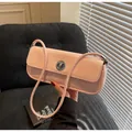 Minimalistische pfirsichrosa Lackleder-Baguette-Tasche mit silbernem Drehverschluss - Rosa