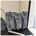 Graue Canvas-Tasche mit Perlenkette und braunen Ledergriffen im Retro-Stil - Einheitsgröße / Blau