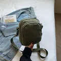 Olivgrüne Nylon-Umhängetasche für Handys mit breitem Gurt für einen minimalistischen Look - Grün