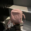 Minimalistische staubrosa Umhängetasche aus Nylon mit Doppelreißverschluss und Gurt - Rosa