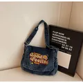 Sac cabas rétro en denim bleu foncé délavé avec broderie slogan et bandoulière - Bleu