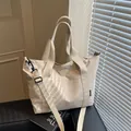 Borsa tote minimalista in tela bianco sporco con logo e tracolla nera regolabile - Taglia unica / Bianco Sporco