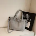 Borsa tote minimalista grigio chiaro in nylon con tracolla regolabile - Taglia unica / Grigio