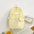 Détail d'un sac à dos scolaire jaune clair imperméable avec patch étoile et mini pochette - Avec Pendentif / Jaune