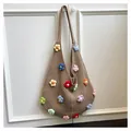 Dettaglio borsa tote all'uncinetto fatta a mano con fiori colorati e maglia traforata - Taglia unica / caffè