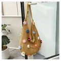 Borsa tote gialla all'uncinetto con fiori 3D colorati e tracolla in tessuto intrecciato - Taglia unica / Giallo