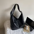 Grote zwarte geweven hobo-tas met brede schouderriem voor chic dagelijks woon-werkverkeer - Eén maat / Zwart