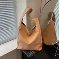 Bruine gevlochten leren emmertas met brede schouderbanden in een minimalistische stijl - Eén maat / Khaki