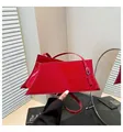 Sac à main minimaliste en cuir verni rouge avec un design géométrique atypique - Taille unique / Rouge