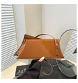 Sac à main en cuir verni marron au design trapézoïdal géométrique avec boucles argent - Taille unique / Marron