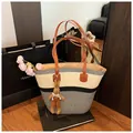 Bolso tote de tejido en contraste con asas marrones y un lindo colgante de conejo - Con Colgante / Negro